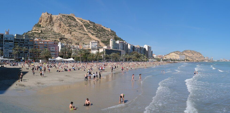 Panor&aacute;mica de la playa de El Postiguet y el castillo de Alicante