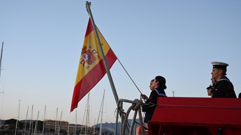 Solemne arriada de bandera del patrullero Formentor en el puerto de El Campello