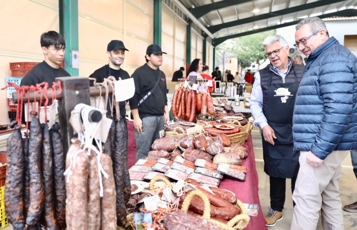 Toni P&eacute;rez visita la feria del embutido de la Vall de Pop 2026