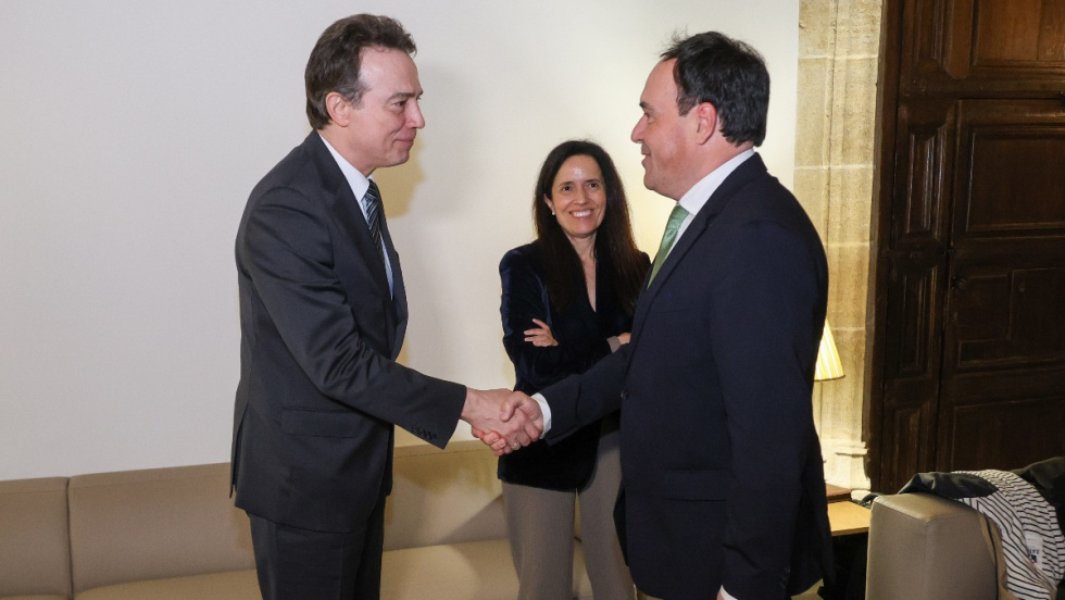 Perez Llorca y el consejero delegeado de Enagar, Arturo Gonzalo.