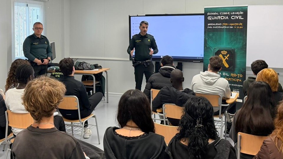 1.300 alumnos aprenden el uso responsable de la tecnología con la VII Ciberliga de la Guardia Civil