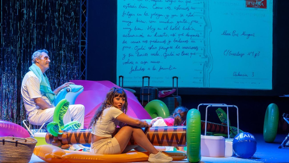 El Teatre Arniches de Alicante programa la comedia Postals y la danza familiar Bolero este fin de semana