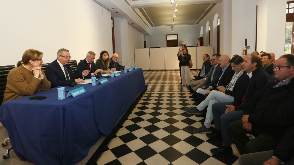 Reuni&oacute;n de alcaldes en la Diputaci&oacute;n para tratar asuntos h&iacute;dricos.