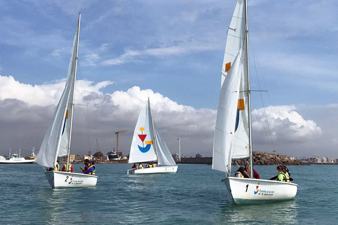 Actividades n&aacute;uticas del programa A la Mar 2026 con cursos de verano dirigidos a j&oacute;venes