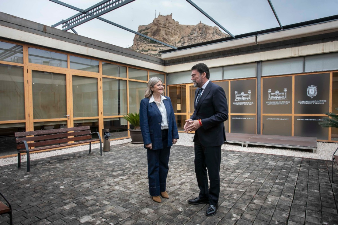Reuni&oacute;n de Luis Barcala, alcalde de Alicante, y Carmen Ort&iacute;, consellera de cultura y educaci&oacute;n.
