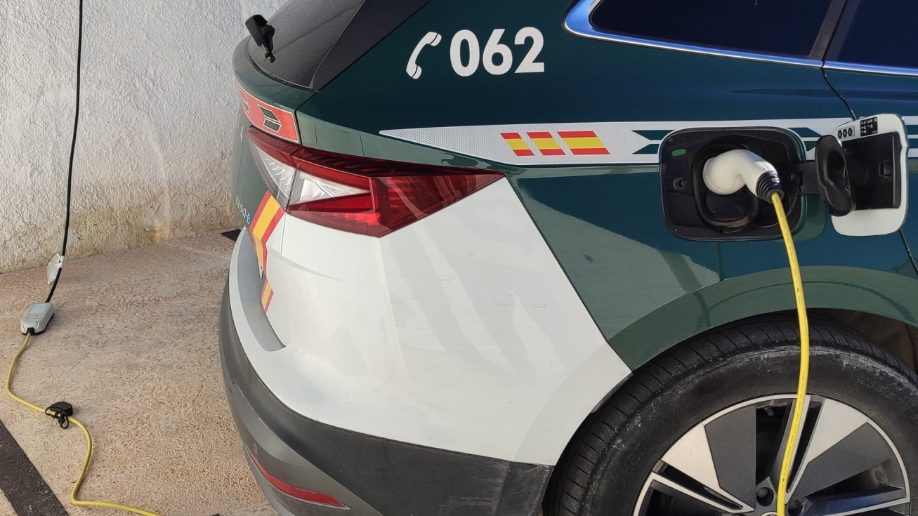 Coche de la Guardia Civil realizando recarga el&eacute;ctrica.