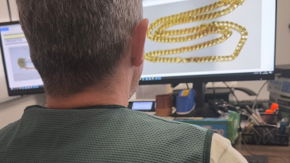 Guardia Civil contempla una pieza de oro robada y recuperada en Sant Joan d'Aalacant.