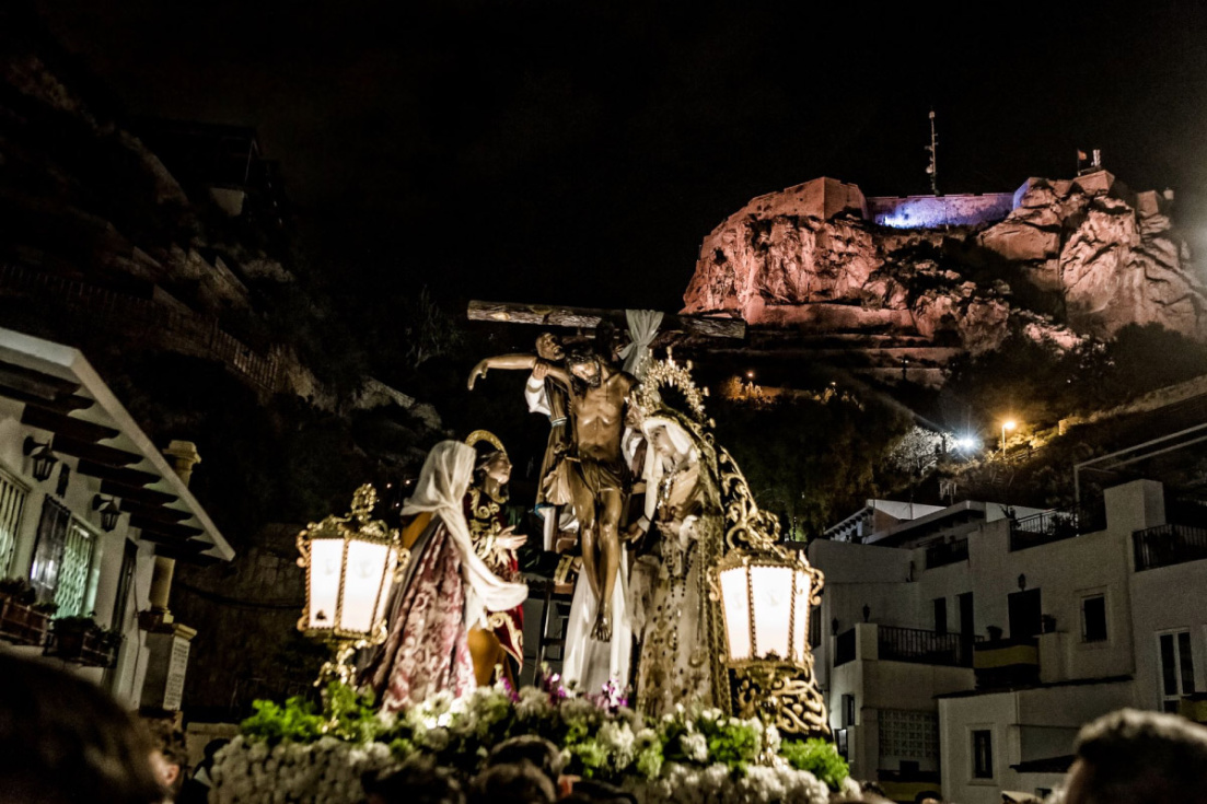 Alicante vive el ecuador de la Semana Santa con la emblemática procesión de Santa Cruz