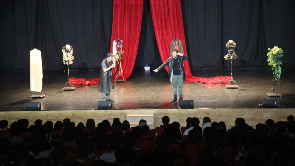 El ciclo ‘Joves Espectadors’ reúne en Benidorm a cerca de 800 estudiantes de Secundaria en el Centro Cultural