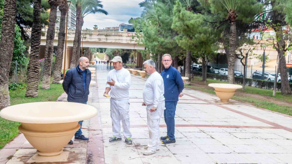 Benidorm restaura bancos y elementos ornamentales en Poniente, Levante y los principales parques de la ciudad