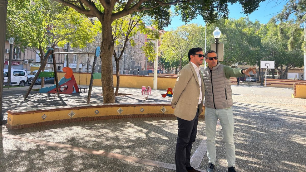 Visita del concejal Claudio Guilaber al parque 9 d'Octubre de Elche.