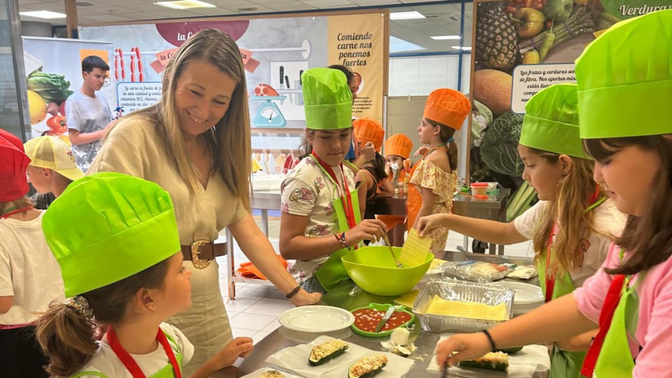 Lidia L&oacute;pez, concejala de Alicante, con participantes de Cocinando con Sonrisas.