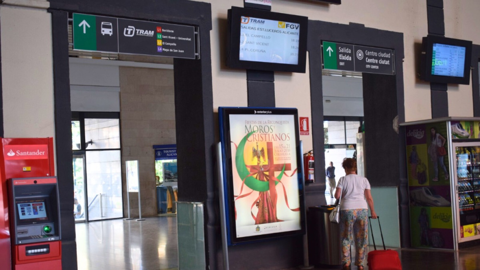 Se&ntilde;alizaci&oacute;n del TRAM en la estaci&oacute;n de tren de Alicante Terminal.