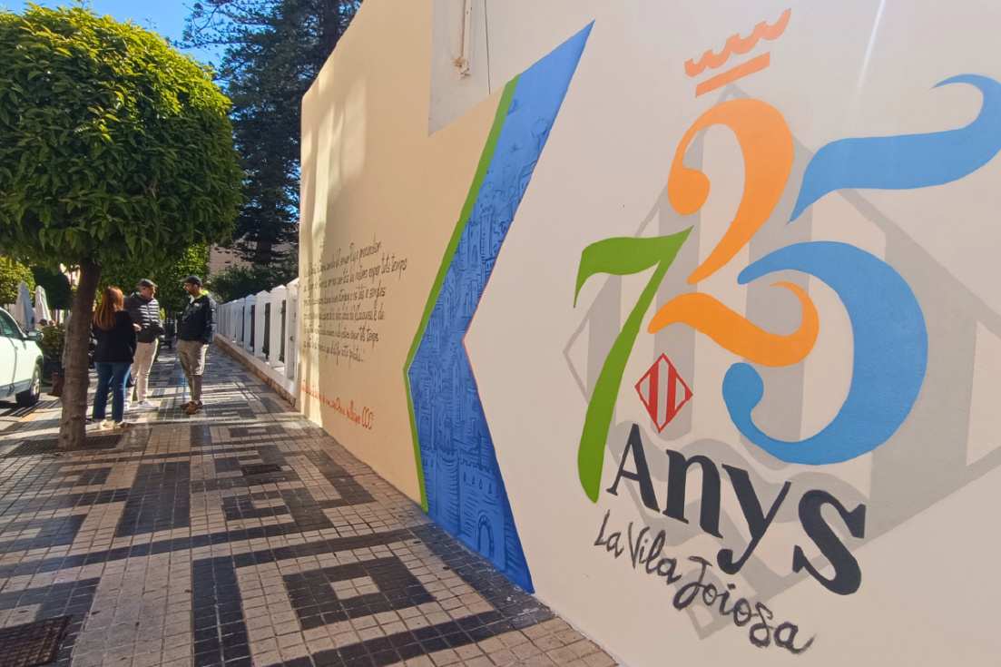 La obra, realizada por el artista local Juan Aragon&eacute;s, reproduce el logo de la efem&eacute;ride y un fragmento de la Carta Pobla