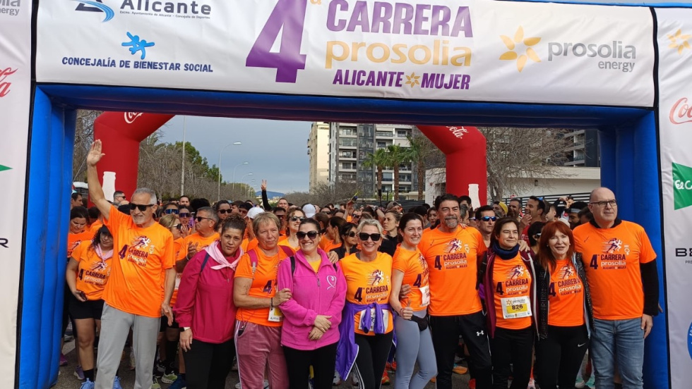 Alicante reúne a más de 1.200 participantes en la Carrera de la Mujer solidaria del PAU 5