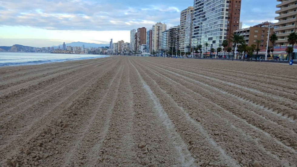 Playa de Benidorm reci&eacute;n limpiada.
