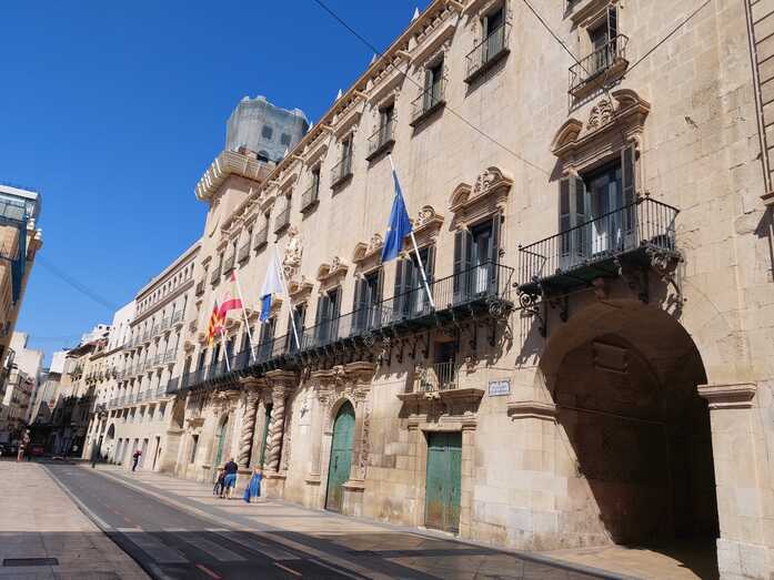 Alicante ampl&iacute;a una hora el horario de la hosteler&iacute;a en Semana Santa para dar servicio tras las procesiones