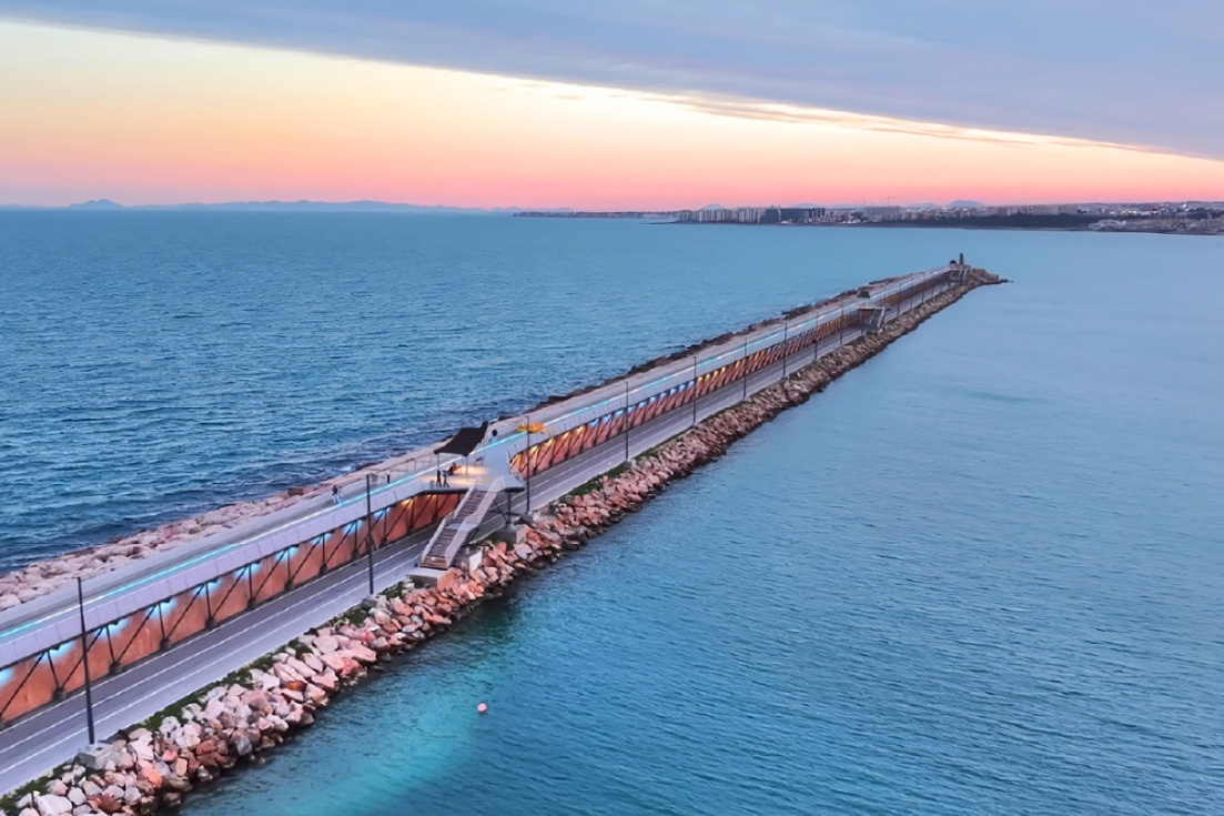 Torrevieja reabre el Dique de Levante con nueva iluminaci&oacute;n, pavimento y mejoras en seguridad