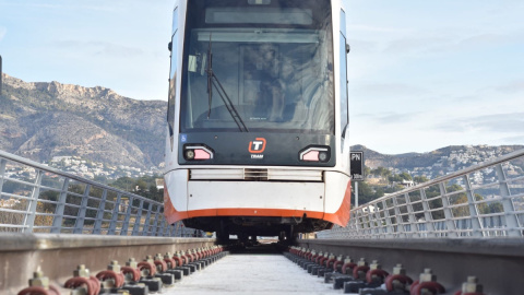 TRAM de la línea 9 a su paso por Altea.