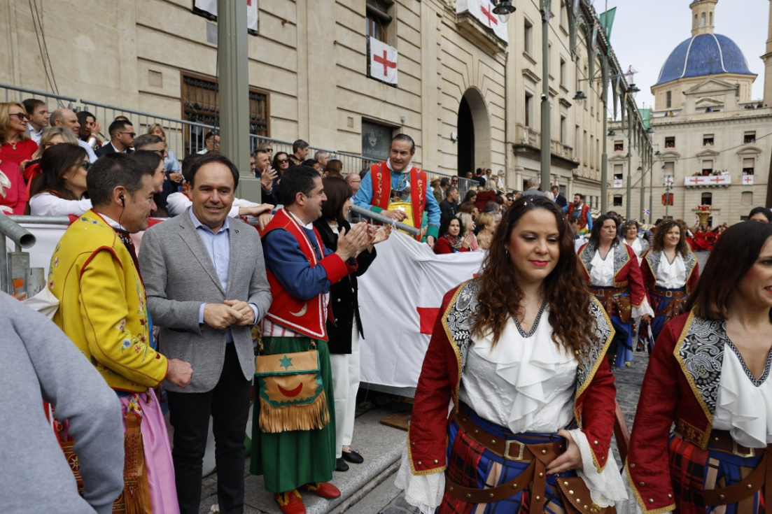 El presidente de la Generalitat, P&eacute;rez Llorca, asiste a la Entrada de Moros y Cristianos de Alcoy.