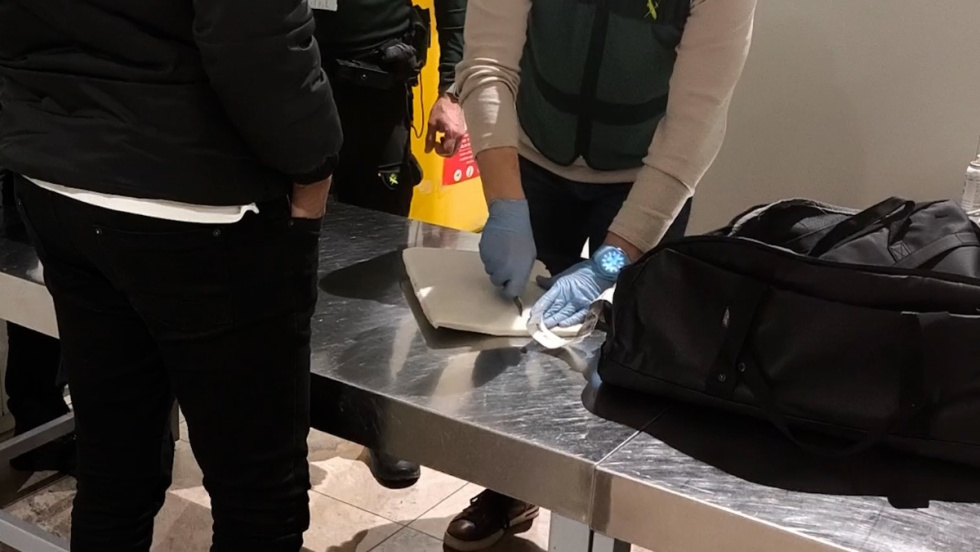 Un hombre de 27 años, detenido en el Aeropuerto de Alicante-Elche con 3,5 kilos de cocaína