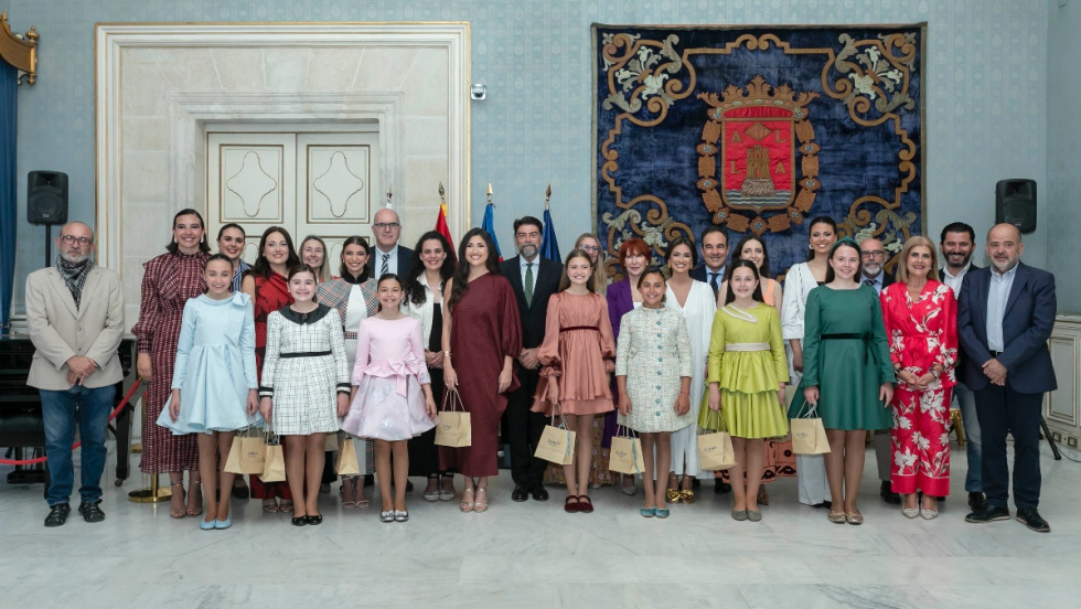 Barcala agradece a Adriana Vico y Valentina Tárraga su “impagable” labor al frente de las Hogueras 2025