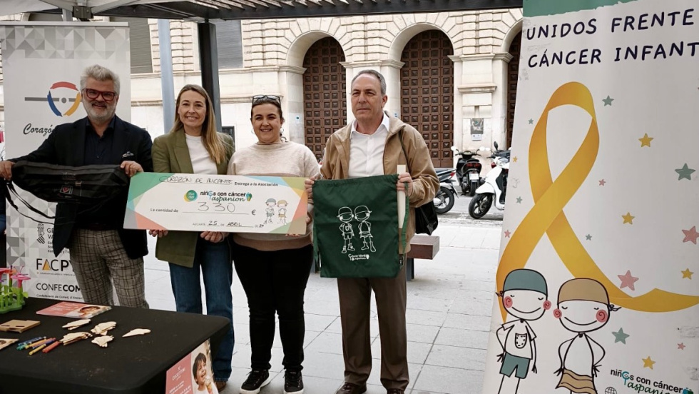 Entrega de ayuda a Aspanion por parte de la Asociaci&oacute;n Coraz&oacute;n de Alicante.