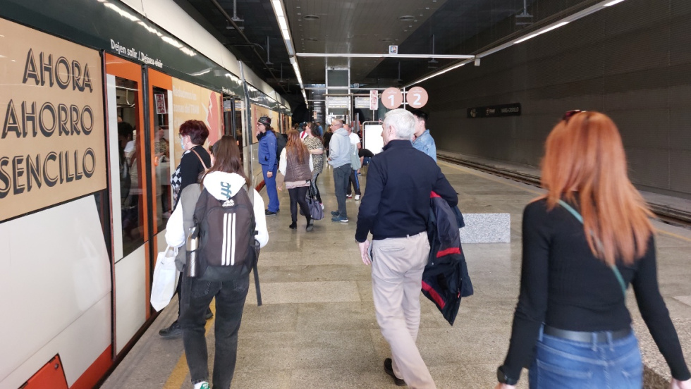Viajeros del TRAM d'Alacant.