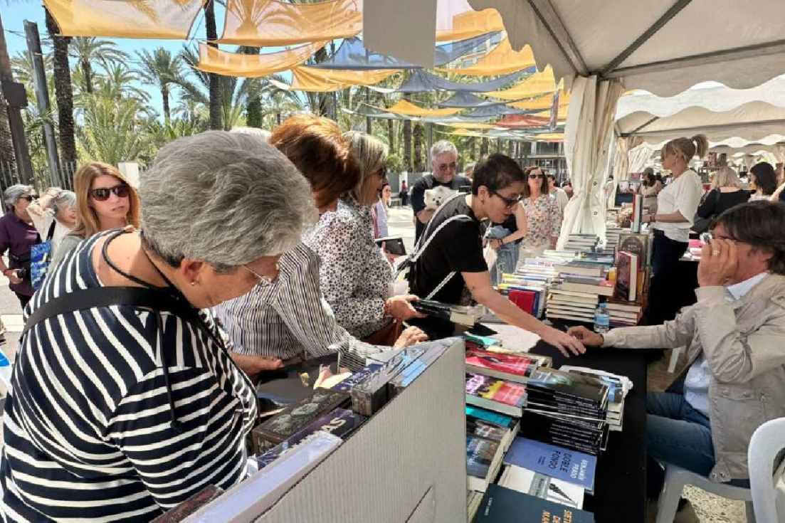 Más de 30.000 visitantes consolidan el éxito de la Feria del Libro de Elche