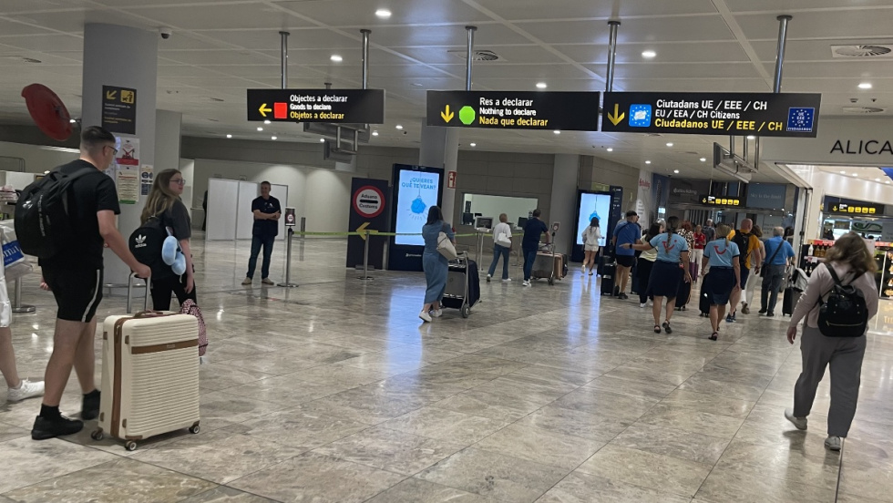 Pasajeros en el Aeropuerto de Alicante - Elche.