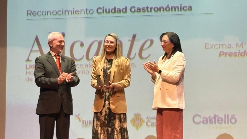 Lidia L&oacute;pez, concejala de Comercio y Hosteler&iacute;a de Alicante, recoge el reconocimiento a ciudad gastron&oacute;mica.