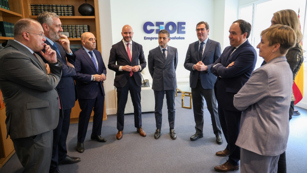 Pérez Llorca reclama menos burocracia e impuestos para facilitar el emprendimiento juvenil