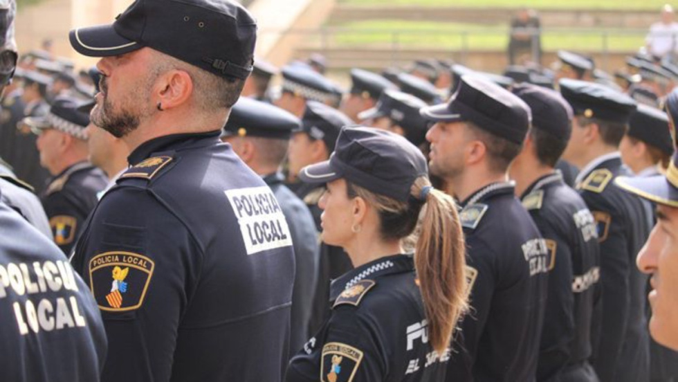 El Campello felicita públicamente a un Policía Local por su participación en una exitosa operación