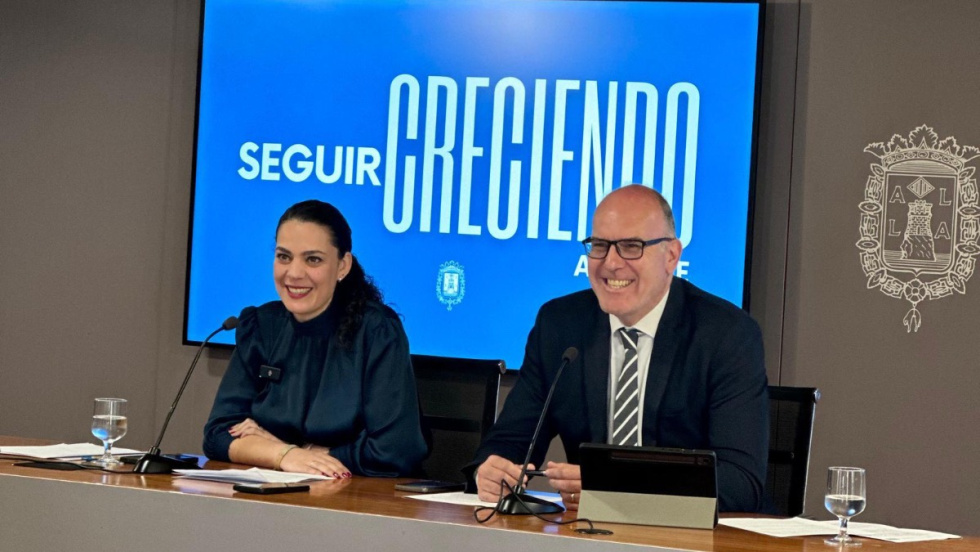 Cristina Cutanda y Manuel Villar, en el Ayuntamiento de Alicante.