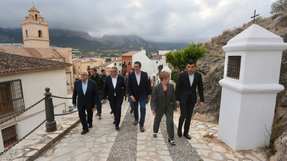 Comitiva institucional en la presentaci&oacute;n de la rehabilitaci&oacute;n del castillo de Polop.
