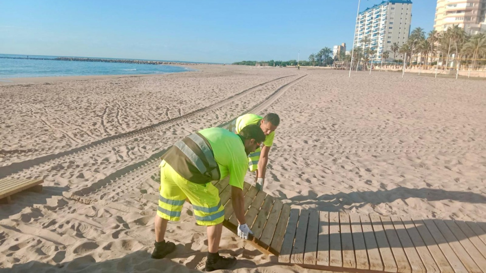 Las playas de El Campello ya tienen sus pasarelas para la temporada alta 2026