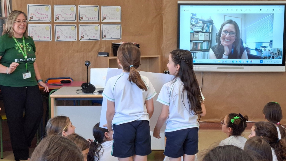 Alumnos de ELIS mantienen una llamada con Kelsey Young de la NASA.