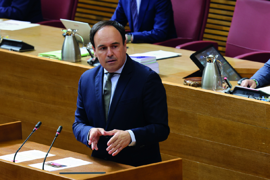 P&eacute;rez Llorca defiende su oferta educativa y tiende la mano a los sindicatos para frenar la huelga