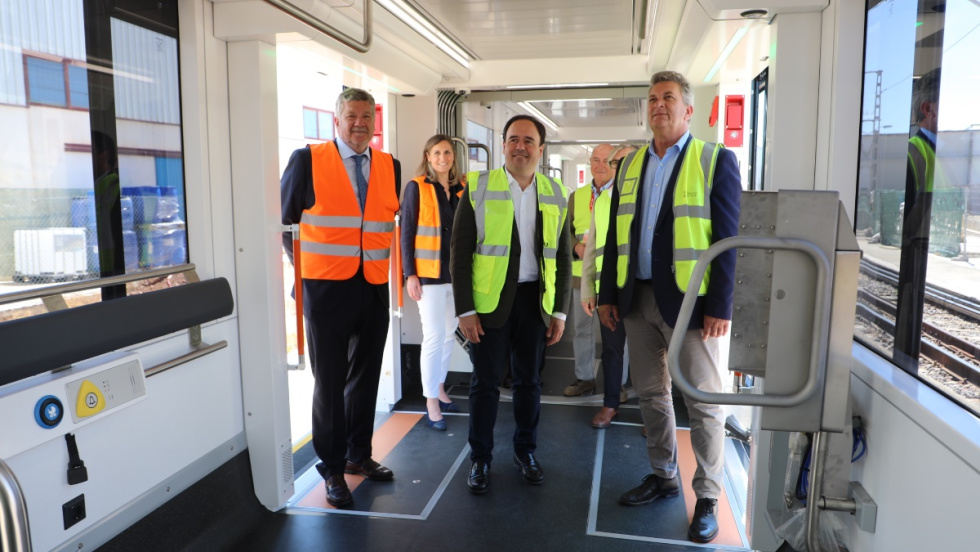 El president de la Generalitat visita la planta de Stadler donde se fabrican nuevos tranv&iacute;as para Alicante y Valencia.