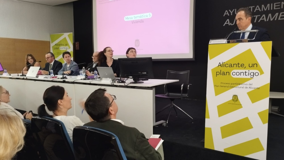 Antonio Peral, concejal de Urbanismo de Alicante, e una mesa participativa del PGE.