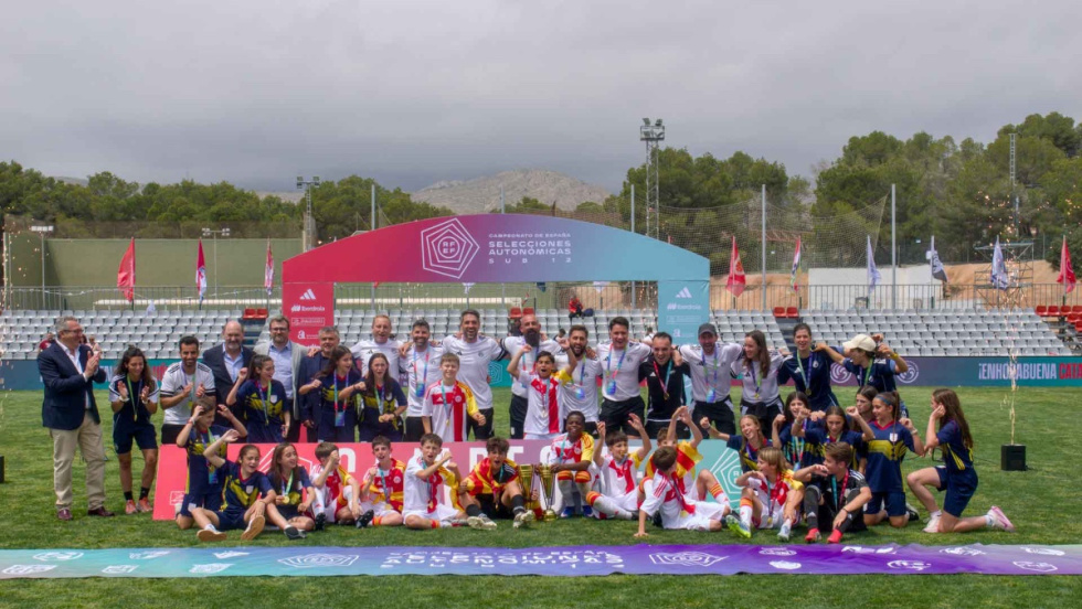 Selecciones catalanas de f&uacute;tbol sub-12 campeonas en Benidorm.