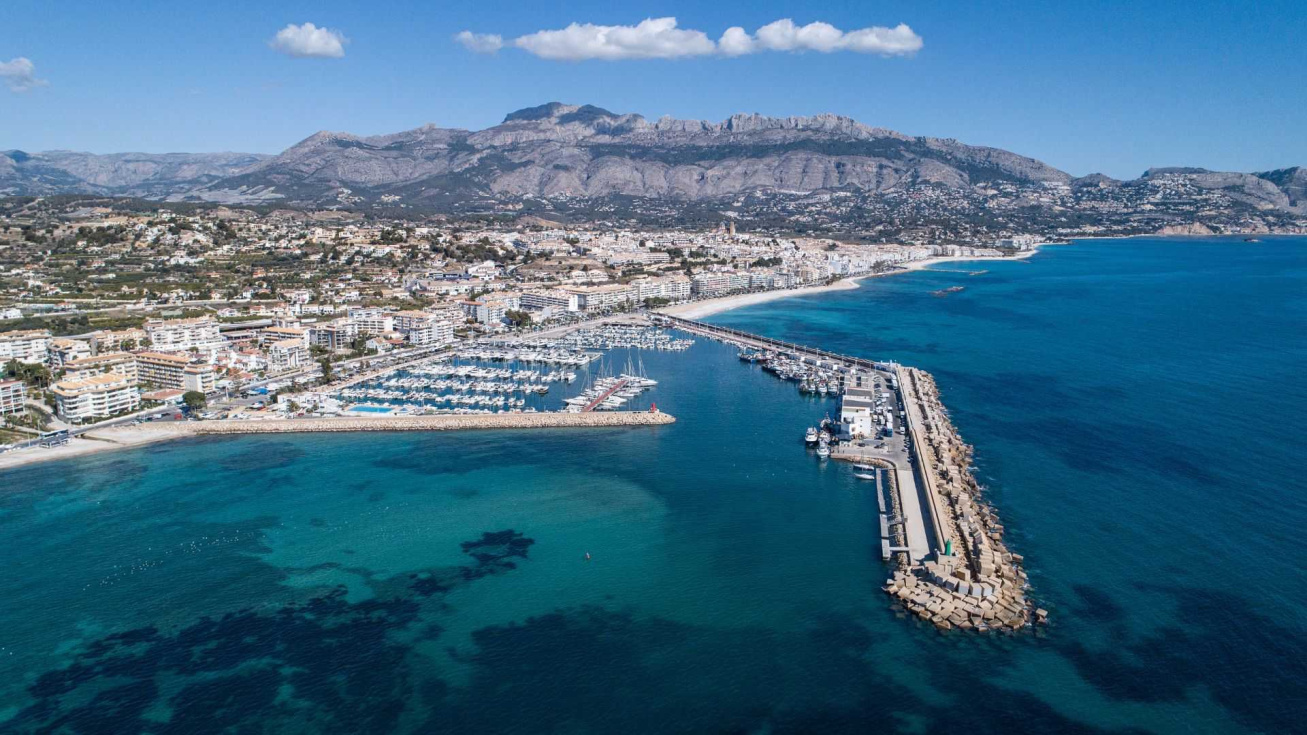 Vista panor&aacute;mica de Altea y su puerto.