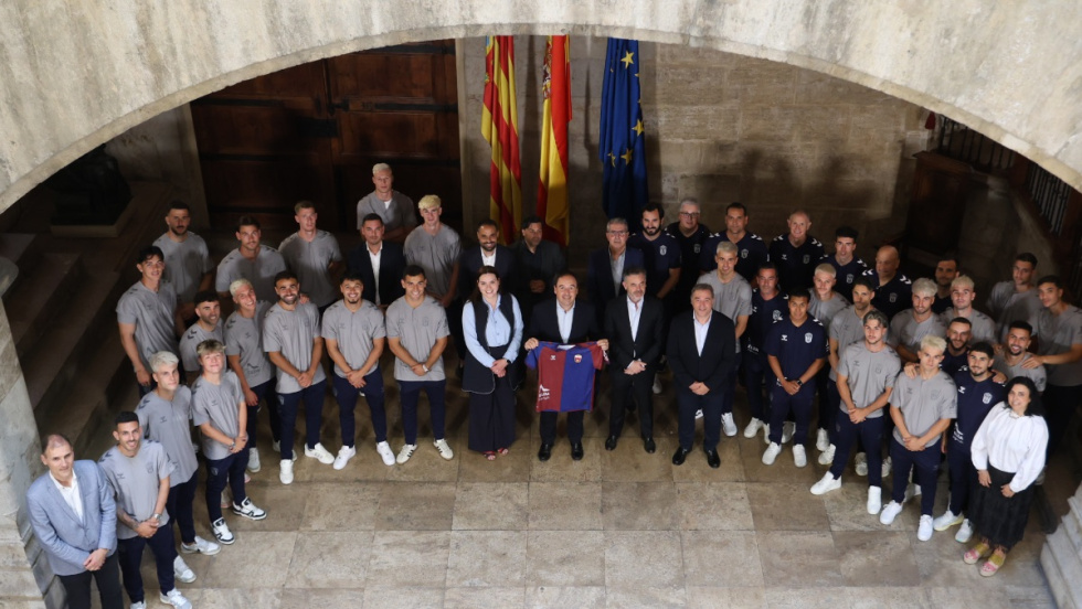 Pérez Llorca recibe al CD Eldense tras su ascenso a Segunda División