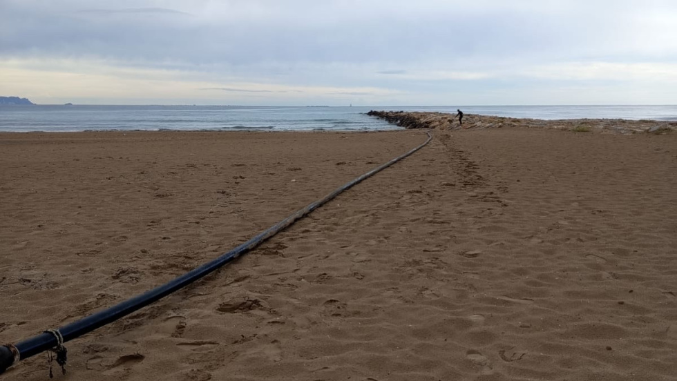 Tubos arrastrados por el mar en El Campello.