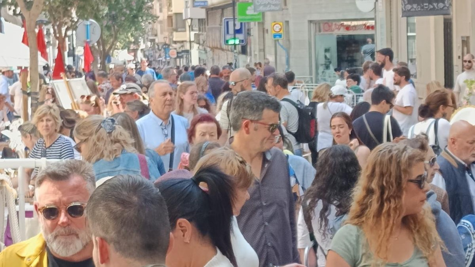 Ambiente comercial en la calle Quintana de Alicante.
