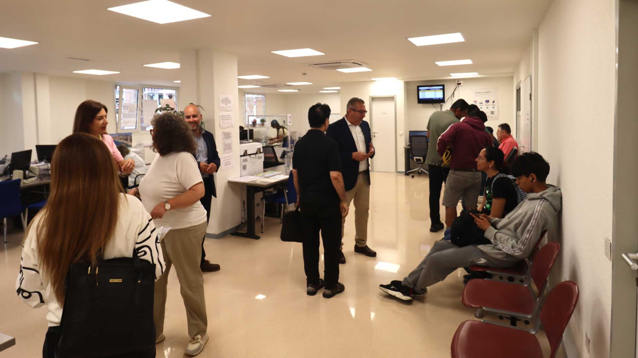 Toni P&eacute;rez en las oficinas de la OMIC de Benidorm.