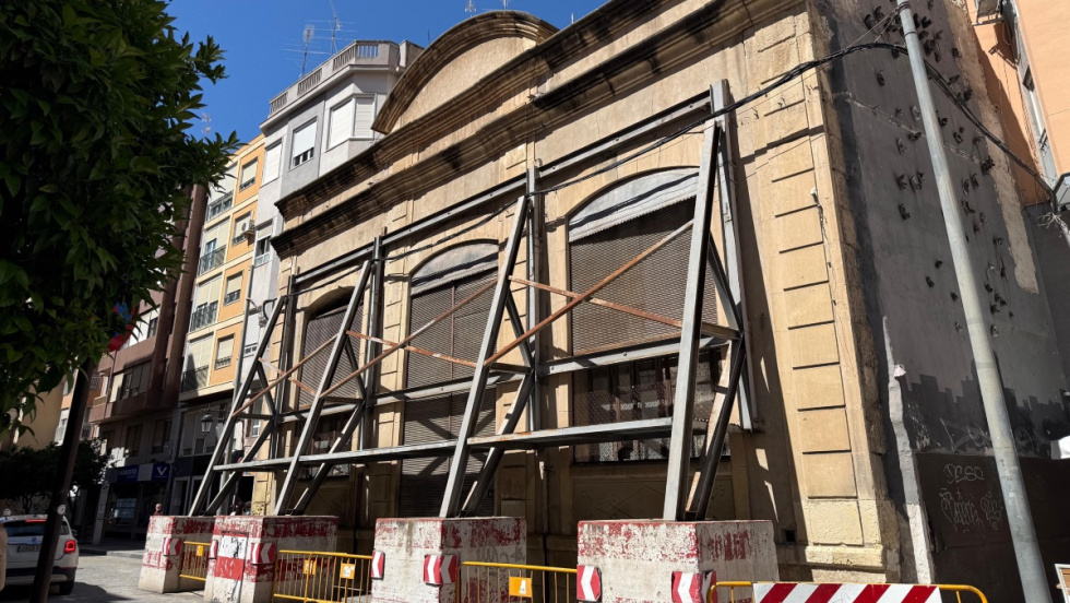 Fachada del edificio Riegos El Progreso en Elche.
