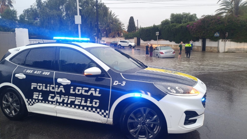 Vecinos y Polic&iacute;a Local rescatan en El Campello a dos mujeres atrapadas en un coche averiado por la tormenta