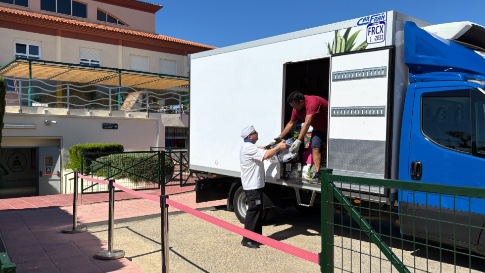 Descarga de alimentos en el colegio ELIS Villamart&iacute;n de San Miguel de Salinas.