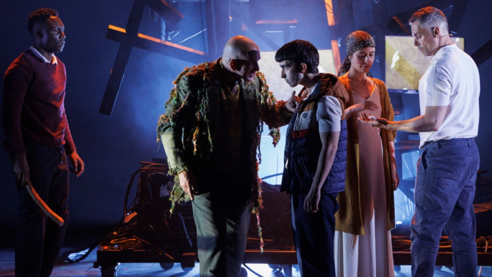 El teatro de Alicante acoge esta semana “Un monstruo viene a verme” y “La pasión infinita”